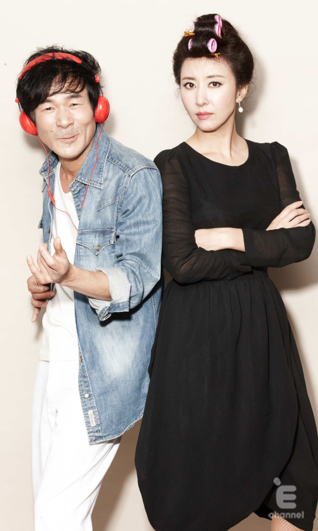 김완선(우/가수)
원조 ‘댄싱퀸’ 김완선, 콩트쇼 ‘단단한 가족’으로 데뷔 27년 만에 첫 연기 도전