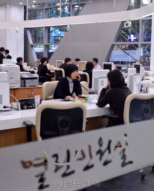 서울시는 129개 민원을 원스톱으로 처리하는 ‘열린민원실’이 15일 오전 서울시신청사 1층에서 업무를 시작 했다. 시는 그동안 서소문청사에서 ‘다산플라자’라는 이름으로 민원실을 운영해왔다. 이를 확대 보강한 ‘열린민원실’은 403㎡ 규모(기존 146㎡)에 근무 인원도 기존 16명에서 22명으로 늘어났다.<br />이상섭 기자. babtong@heraldcorp.com 2012.10.15
서울시는 129개 민원을 원스톱으로 처리하는 ‘열린민원실’이 15일 오전 서울시신청사 1층에서 업무를 시작 했다. 시는 그동안 서소문청사에서 ‘다산플라자’라는 이름으로 민원실을 운영해왔다. 이를 확대 보강한 ‘열린민원실’은 403㎡ 규모(기존 146㎡)에 근무 인원도 기존 16명에서 22명으로 늘어났다.
이상섭 기자. babtong@heraldcorp.com 2012.10.15
서울시는 129개 민원을 원스톱으로 처리하는 ‘열린민원실’이 15일 오전 서울시신청사 1층에서 업무를 시작 했다. 시는 그동안 서소문청사에서 ‘다산플라자’라는 이름으로 민원실을 운영해왔다. 이를 확대 보강한 ‘열린민원실’은 403㎡ 규모(기존 146㎡)에 근무 인원도 기존 16명에서 22명으로 늘어났다.
이상섭 기자. babtong@heraldcorp.com 2012.10.15