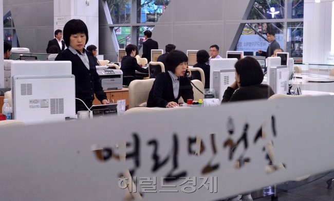 서울시는 129개 민원을 원스톱으로 처리하는 ‘열린민원실’이 15일 오전 서울시신청사 1층에서 업무를 시작 했다. 시는 그동안 서소문청사에서 ‘다산플라자’라는 이름으로 민원실을 운영해왔다. 이를 확대 보강한 ‘열린민원실’은 403㎡ 규모(기존 146㎡)에 근무 인원도 기존 16명에서 22명으로 늘어났다.<br />이상섭 기자. babtong@heraldcorp.com 2012.10.15
서울시는 129개 민원을 원스톱으로 처리하는 ‘열린민원실’이 15일 오전 서울시신청사 1층에서 업무를 시작 했다. 시는 그동안 서소문청사에서 ‘다산플라자’라는 이름으로 민원실을 운영해왔다. 이를 확대 보강한 ‘열린민원실’은 403㎡ 규모(기존 146㎡)에 근무 인원도 기존 16명에서 22명으로 늘어났다.
이상섭 기자. babtong@heraldcorp.com 2012.10.15
서울시는 129개 민원을 원스톱으로 처리하는 ‘열린민원실’이 15일 오전 서울시신청사 1층에서 업무를 시작 했다. 시는 그동안 서소문청사에서 ‘다산플라자’라는 이름으로 민원실을 운영해왔다. 이를 확대 보강한 ‘열린민원실’은 403㎡ 규모(기존 146㎡)에 근무 인원도 기존 16명에서 22명으로 늘어났다.
이상섭 기자. babtong@heraldcorp.com 2012.10.15
민원업무도 신청사에서…
민원업무도 신청사에서…