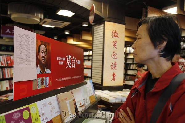 Nobel laureate Mo Yan’s books are the focus of attention at a Shanghai store on Saturday. His books, not surprisingly, have been flying off the shelves.   China Daily