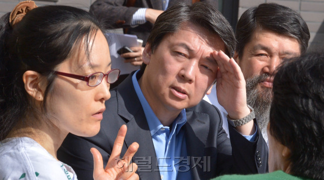 무소속 안철수 대선 후보는 15일 서울 면목동 녹색병원에서 반도체 노동자 건강·인권 지킴이 단체 `반올림' 소속 한혜경씨를 만나고있다. 박현구 기자phko@heraldcorp.com  무소속 안철수 대선 후보는 15일 서울 면목동 녹색병원에서 반도체 노동자 건강·인권 지킴이 단체 `반올림' 소속 한혜경씨를 만나고있다. 박현구 기자phko@heraldcorp.com
무소속 안철수 대선 후보는 15일 서울 면목동 녹색병원에서 반도체 노동자 건강·인권 지킴이 단체 `반올림' 소속 한혜경씨를 만나고있다. 박현구 기자phko@heraldcorp.com  무소속 안철수 대선 후보는 15일 서울 면목동 녹색병원에서 반도체 노동자 건강·인권 지킴이 단체 `반올림' 소속 한혜경씨를 만나고있다. 박현구 기자phko@heraldcorp.com
안철수 무소속 대선 후보가 15일 서울 면목동 녹색병원에서 반도체 노동자 건강ㆍ인권지킴이단체 ‘반올림’ 소속 한혜경 씨를 만나고 있다. 안철수 후보가 손으로 햇볕을 가린 채 한 씨의 얘기를 듣고 있다. 박현구 기자/phko@heraldcorp.com