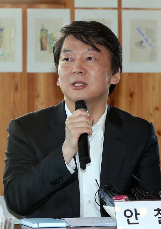 안철수(기업인/교수)
<YONHAP PHOTO-0863> 인사말하는 안철수 (서울=연합뉴스) 무소속 안철수 대선 후보가 14일 오후 서울 마포구 동교동 카페슬로비에서 가진 '골목사장분투기' 강도현 작가와 자영업자 간담회에서 인사말을 하고 있다. 2012.10.14 uwg806@yna.co.kr/2012-10-14 14:57:49/ <저작권자 ⓒ 1980-2012 ㈜연합뉴스. 무단 전재 재배포 금지.>