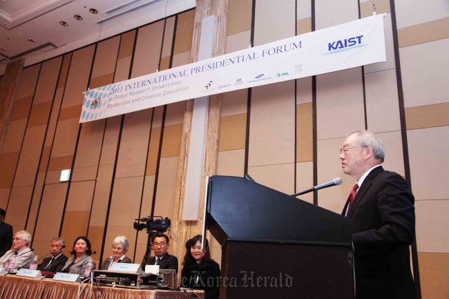 서남표(KAIST총장)
Suh Nam-pyo, KAIST president, delivers a welcoming speech during the International Presidential Forum on Global Research Universities in 2011.  KAIST
