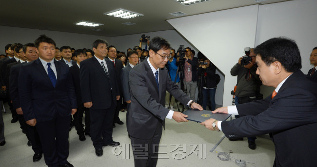 내곡동 특검 사무실 개청식이 열린 15일 서울 서초구 특검사무실에서 이광범 특검이 특별수사팀에게 임명장을 수여하고 있다. 김명섭 기자 msiron@heraldcorp.com
내곡동 특검 사무실 개청식이 열린 15일 서울 서초구 특검사무실에서 이광범 특검이 특별수사팀에게 임명장을 수여하고 있다. 김명섭 기자 msiron@heraldcorp.com