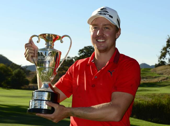 조나스 브릭스트(Jonas Blixt/골프선수)
Jonas Blixt poses with the winner’s trophy after winning the Frys.com Open at the CordeValle Golf Club in San Martin, California, Sunday.   AFP-Yonhap News