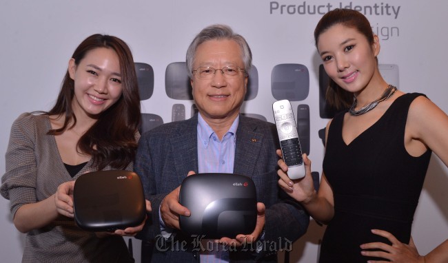 KT chairman Lee Suk-chae and models pose with KT mobile devices.    Lee Sang-sub/The Korea Herald