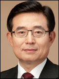 김봉영(기업인/삼성에버랜드사장)
삼성에버랜드는 15일 서울 왕십리에 위치한 보육 시설인 ‘이든아이빌’에서 김봉영 사장과 동물원ㆍ조경ㆍ조리 전문가들이 참여한 가운데 재능 기부활동인 ‘러...으나, 이번 ‘러브스쿨’ 행사에서는 따뜻한 손길이 필요한 아이들을 위해 각각 펼쳐 왔던 재능 봉사를 한군데 결집한 토털 재능 기부활동으로 이뤄졌다