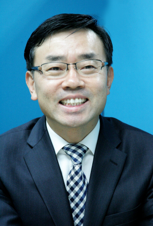김경학(금융인)
최근 출범 10주년을 맞은 국내 상장지수펀드(ETF)는 순...는 얘기다. 김 팀장은 “ETF 업무 담당자로서 최근의 눈부신 발전에 뿌듯하다”면서 “성장의 초기 단계인 국내 ETF시장은 앞으로도 무궁무진하게 성장할 수 있을 것으로 확신한다”...