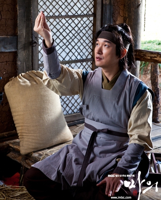 조승우(배우)
안방극장이 온통 사극 천지다. 현재 방영 중인 방송 3사의 주중 미니시리즈 6편 중 4편이 사극물이다. 월~화요일 MBC ‘마의’ SBS ‘신의’는 제...(faction)물 이다. 현대와 과거를 오가는 타임슬립, 전설을 모티브로 한 판타지, 제작비 200억원과 컴퓨터그래픽(CG) 700컷 등온갖 화려한 수식어로 중무장했다.