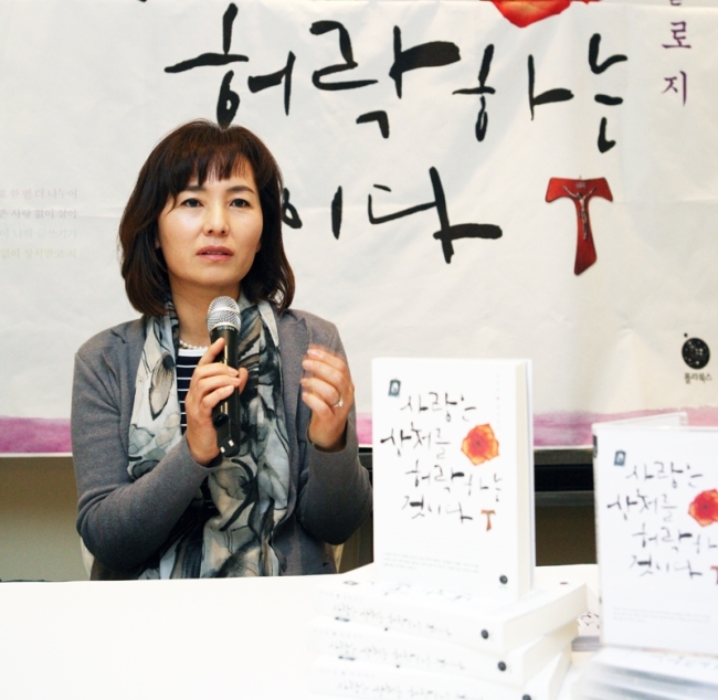 공지영(소설가)
더 나은 정부가 들어서 노동문제에 관심을 갖지 않게 한다면 중년 이후를 소설에 불태워보고 싶습니다.” 문재인 대선후보의 멘토단에 이름을 올린 소설가 공지영 씨는 15일 최근 펴낸 앤솔로지 ’사랑은 상처를 허락하는 것이다’