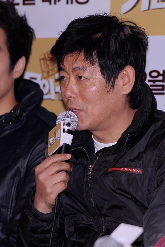 성동일(배우)
‘가문의 귀환’ 성동일 “성지루 대신 마지 못해 출연했다”