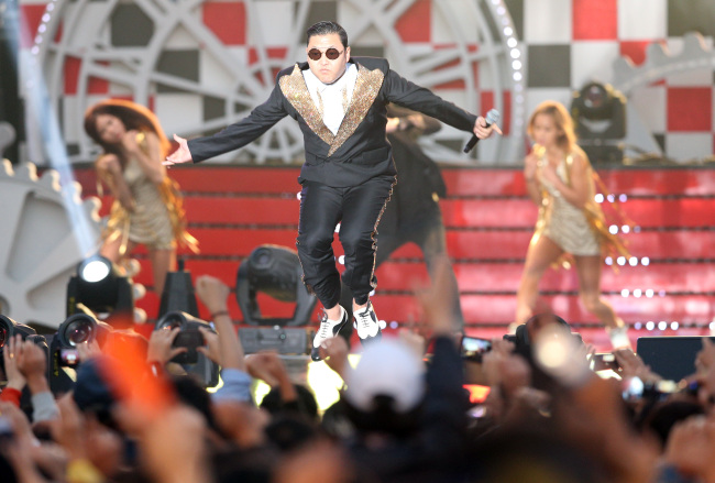 싸이(박재상/가수)
Singer Psy performs at the 2012 Formula 1 Korea Grand Prix in Yeongam, South Jeolla Province, on Sunday.   Yonhap News