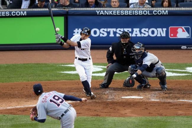 스즈키 이치로(Ichiro Suzuki/야구선수)
Ichiro Suzuki of the New York Yankees reaches first base on an error by Anibal Sanchez of the Detroit Tigers in the sixth inning during Game Two of the American League Championship Series on Sunday.    AFP-Yonhap News