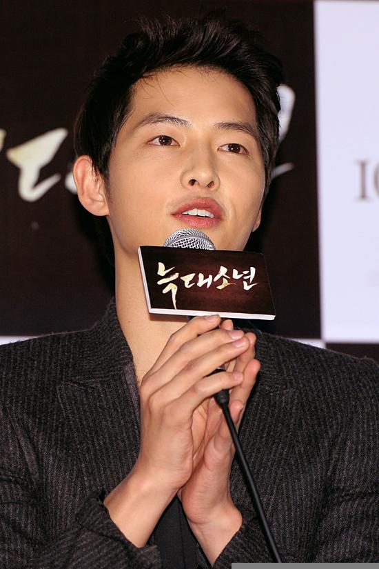송중기(배우)
송중기는 지난 12일 부산 해운대 BIFF 빌리지에서 진행된 영화 ‘늑대소년’의 야외무대인사에서 돌발발언을 관심을 모았다.
송중기는 이날 “부산국제영화제에 오고 싶었지만 매번 다른 작품을 하고 있어 못 왔었다. ‘늑대소년’으로 올 수 있어서 정말 행복하다. 보영 씨 예쁘지 않나? 한 남성 팬이 보영 씨만 보고 있는데 보영 씨는 제 거다”라며 돌발발언을 해 팬들을 놀라게 했다.
　송중기 돌발발언에 박보영은 “송중기씨는 모든 분들의 것이라”이라고 재치있는 대답을 선보였다.