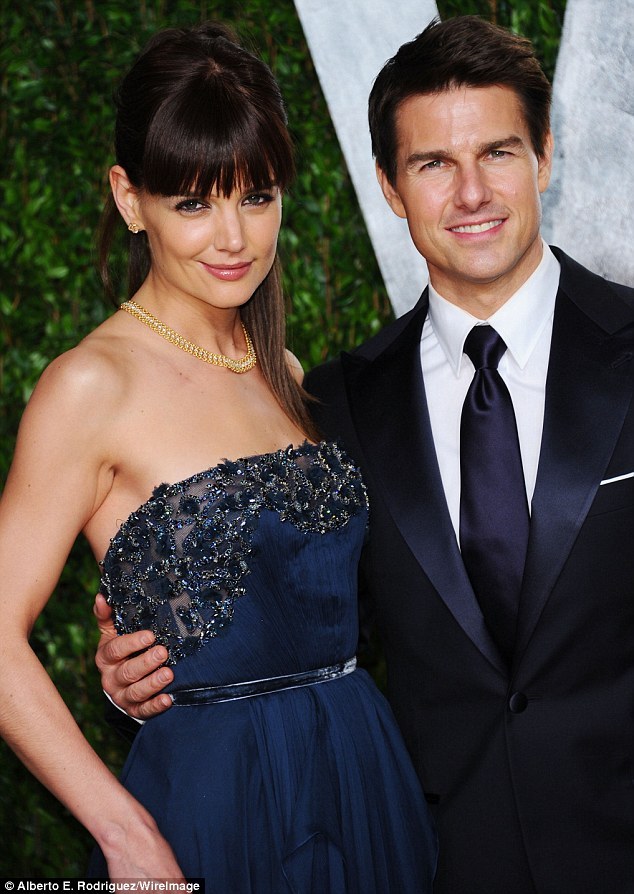 케이티 홈즈(좌/Katie Holmes/배우),탐 크루즈(Tom Cruise/배우)
영국 데일리메일(Daily Mail)에 따르면 14일(현지시간) 톰 크루즈의 한 측근이 미국 연예매체 피플과의 인터뷰에서 톰이 두 번의 결혼을 모두 망치게 한 원인이 자신의 종교인 사이언톨로지의 영향임을 깨달은 것 같다고 밝혔다. 이 측근은 “톰 크루즈는 인생에서 가장 중요한 것들을 잃었다. 성공에 도움이 안되는 사이언톨로지에 대한 믿음으로 이미 두 번의 결혼이 끝났다”고 말했다.
