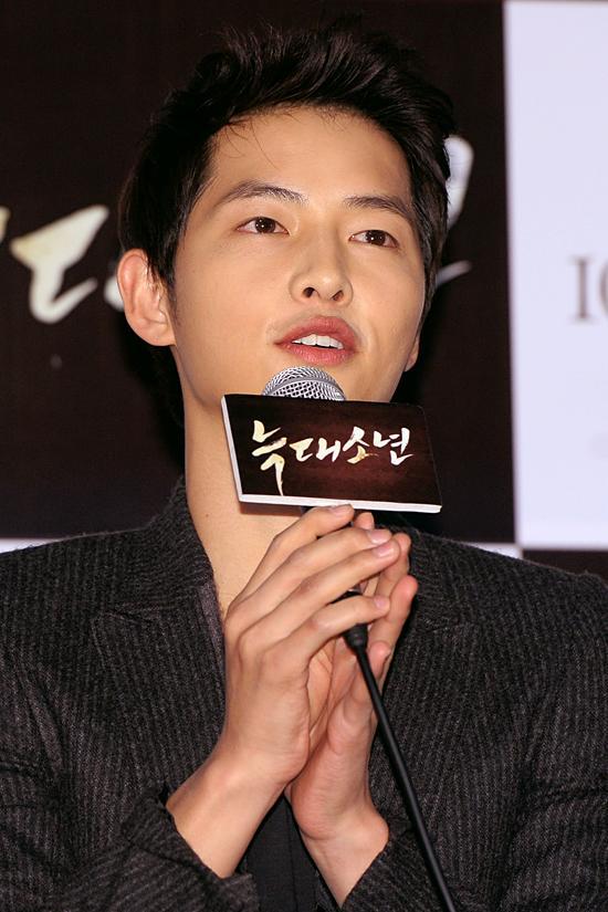 송중기(배우)
송중기는 지난 12일 부산 해운대 BIFF 빌리지에서 진행된 영화 ‘늑대소년’의 야외무대인사에서 돌발발언을 관심을 모았다.
송중기는 이날 “부산국제영화제에 오고 싶었지만 매번 다른 작품을 하고 있어 못 왔었다. ‘늑대소년’으로 올 수 있어서 정말 행복하다. 보영 씨 예쁘지 않나? 한 남성 팬이 보영 씨만 보고 있는데 보영 씨는 제 거다”라며 돌발발언을 해 팬들을 놀라게 했다.
　송중기 돌발발언에 박보영은 “송중기씨는 모든 분들의 것이라”이라고 재치있는 대답을 선보였다.