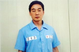 정봉주(전 국회의원)
BBK 사건과 관련한 허위사실 유포 혐의 등으로 기소돼 징역 1년을 선고받고 복역 중인 정봉주(52) 민주통합당 전 의원이 가석방 심사를 통과하지 못한 것으로 15일 알려졌다. 정 전 의원의 보좌관 측에 따르면 법무부는 이날 오후 가석방심사위원회를 열어 가석방 신청 대상자들에 대해 심사를 했으나 정 전 의원은 심사에서 부결된 것으로 전해...