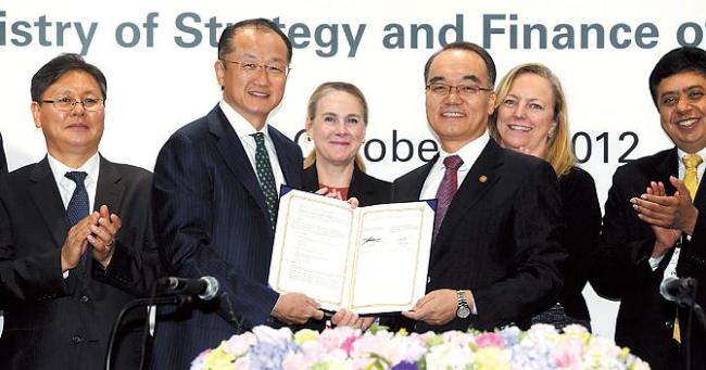 World Bank chief Jim Yong Kim (second from left) poses with Finance Minister Bahk Jae-wan after signing an MOU to open the bank’s Seoul office during a ceremony in Seoul on Monday. Park Hae-mook/The Korea Herald
