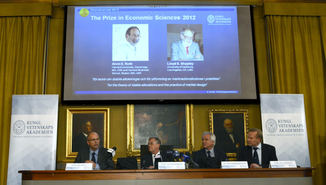 From left, Per Krusell, Staffan Normark, Peter Gardenfors and Tore Ellingsen of the Swedish Royal Academy of Sciences present the winners of the Nobel Memorial Prize in Economic Sciences, in Stockholm, Sweden on Monday. (AP-Yonhap News)