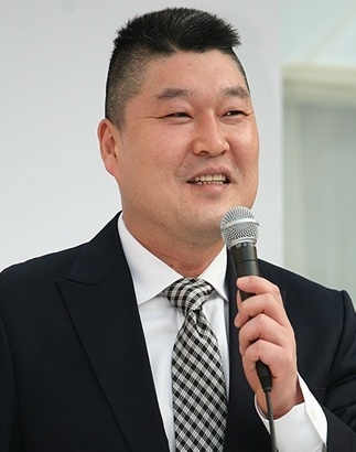 동(개그맨/MC)
방송인 강호동의 복귀 첫 녹화 날짜가 정해졌다. 15일 오후 방송 관계자에 따르면 SBS ‘스타킹’으로 첫 복귀가 확정된 강호동의 ‘스타킹’ 첫 녹화일이 오는 29일로 확정됐다. 방송은 11월 10일이다. 그간 ‘스타킹’은 방송 2주 전 녹화를 진행하는 시스템으로 진행됐다.