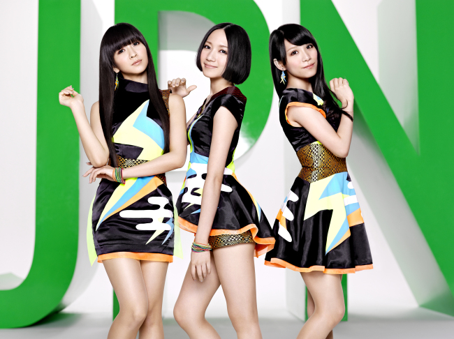 퍼퓸(Perfume/일본걸그룹)
일본의 인기 걸그룹 퍼퓸(Perfume)의 베스트 앨범 ‘러브 더 월드(Love The World)’가 국내 정식 발매된다. 카시유카(카시노 유카), 놋치(오오모토 아야노), 아짱(니시와키 아야카) 등 3인으로 구성된 퍼퓸은 일본 내 다른 걸그룹과는 달리 아티스트적 캐릭터를 강조하며 차별화를 유지하고 있는 걸그룹이다.