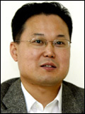 김영상(언론인)
대선이 두달 앞으로 다가왔다. 엎치락뒤치락이다. 박근혜 새누리당 후보, 문재인 민주통합당 후보, 안철수 무소속 후보. 셋의 대선 공약전쟁은 점점 진검승부로 치닫고 있다.
그런데 이상하다. 세 후보의 공약에 ‘외치(外治)’가 없다. 세계 경제질재편 과정에서의 주도권잡기, 동북아 질서에 대한 정치 철학, 독도와 센카쿠를 둘러싼 한ㆍ중ㆍ일 외교분쟁 철학, 대북정책 등 세계 정치경제학적 상황에서 대한민국의 외교 비전을 제시하는 후보가 아무도 없다.