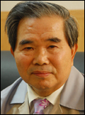 이성헌(기업인/썬LED대표)
LED 조명이 보급화되면서 많게는 1000여개의 업체가 난립했지만 정작 원천기술을 가진 기업은 찾아보기 어렵다. 대부분의 업체가 LED 칩과 모듈을 외부에서 구입해 조립하는 수준으로, 모듈을 생산하는 업체는 20~30개에 불과하다.
안산 반월국가산업단지에 위치한 썬LED(대표 이성헌ㆍ조재학)는 LED 조명 칩을 생산하는 국내 몇 안 되는 기업이다. 그뿐 아니라 COB방식으로 LED 조명을 생산하는 유일한 기업이기도 하다.