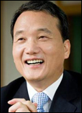 홍석우(지식경제부 장관)
“10년 째를 맞는 디자인코리아를 세계 4대 디자인 어워드 못지 않은 디자인 축제로 만들겠다.”
지식경제부(장관 홍석우)가 주최하고 한국디자인진흥원(원장 이태용ㆍ사진)이 주관하는 ‘디자인코리아2012(Design Korea 2012)’가 오는 25일부터 나흘간의 일정으로 대구 엑스코(EXCO)에서 열린다.