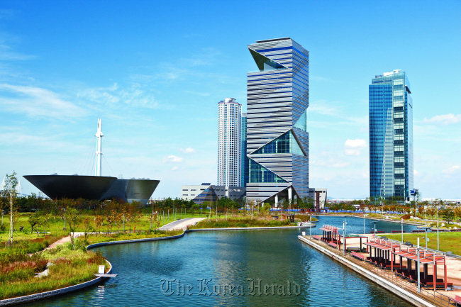 I-Tower, a 33-story building exclusively for international organizations, stands near Songdo Central Park.
Incheon Metropolitan City