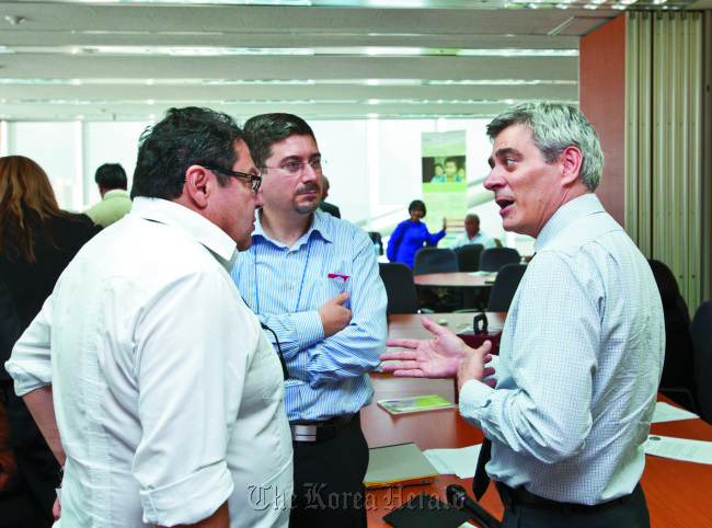 Glenn Dolcemascolo (right), head of the United Nations International Strategy for Disaster Reduction’s office in Songdo, speaks with participants during his organization’s recent workshop in Songdo.   Incheon Metropolitan City