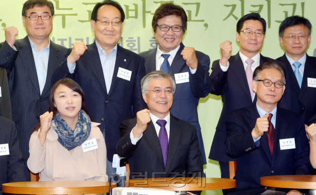 문재인 민주통합당 대선 후보가 16일 서울 여의도 시민캠프에서 일자리 혁명의 첫발 "일자리혁명위원회 1차 회의를 주재하며 화이팅을 외치고 있다. 박현구 기자phko@heraldcorp