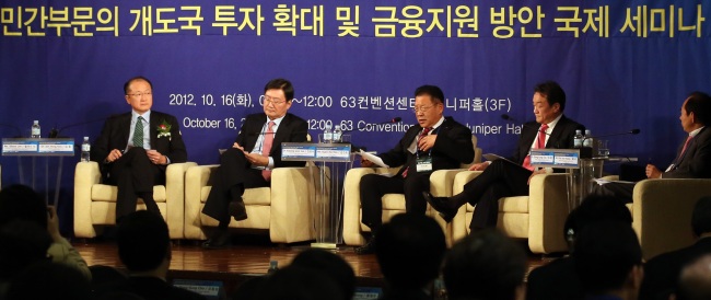 <YONHAP PHOTO-0435> 한국정책금융공사 국제세미나 (서울=연합뉴스) 최재구 기자 = 16일 서울 여의도 63 컨벤션센터에서 한국정책금융공사 주최로 '민간부문의 개도국 투자확대 및 금융지원 방안 국제 세미나'가 열렸다. 참여한 패널들이 '세계은행그룹과 한국의 개도국 앞 지속 가능한 투자확대 방안'을 주제로 토론을 벌이고 있다. 왼쪽부터 김용 세계은행그룹총재, 전광우 국민연금공단이사장, 김건호 한국수자원공사 사장, 조동성 서울대학교 경영학부교수, 황철주 벤처기업협회장. 2012.10.16 jjaeck9@yna.co.kr/2012-10-16 09:59:49/ <저작권자 ⓒ 1980-2012 ㈜연합뉴스. 무단 전재 재배포 금지.>
<YONHAP PHOTO-0435> 한국정책금융공사 국제세미나 (서울=연합뉴스) 최재구 기자 = 16일 서울 여의도 63 컨벤션센터에서 한국정책금융공사 주최로 '민간부문의 개도국 투자확대 및 금융지원 방안 국제 세미나'가 열렸다. 참여한 패널들이 '세계은행그룹과 한국의 개도국 앞 지속 가능한 투자확대 방안'을 주제로 토론을 벌이고 있다. 왼쪽부터 김용 세계은행그룹총재, 전광우 국민연금공단이사장, 김건호 한국수자원공사 사장, 조동성 서울대학교 경영학부교수, 황철주 벤처기업협회장. 2012.10.16 jjaeck9@yna.co.kr/2012-10-16 09:59:49/ <저작권자 ⓒ 1980-2012 ㈜연합뉴스. 무단 전재 재배포 금지.>
<YONHAP PHOTO-0435> 한국정책금융공사 국제세미나 (서울=연합뉴스) 최재구 기자 = 16일 서울 여의도 63 컨벤션센터에서 한국정책금융공사 주최로 '민간부문의 개도국 투자확대 및 금융지원 방안 국제 세미나'가 열렸다. 참여한 패널들이 '세계은행그룹과 한국의 개도국 앞 지속 가능한 투자확대 방안'을 주제로 토론을 벌이고 있다. 왼쪽부터 김용 세계은행그룹총재, 전광우 국민연금공단이사장, 김건호 한국수자원공사 사장, 조동성 서울대학교 경영학부교수, 황철주 벤처기업협회장. 2012.10.16 jjaeck9@yna.co.kr/2012-10-16 09:59:49/ <저작권자 ⓒ 1980-2012 ㈜연합뉴스. 무단 전재 재배포 금지.>