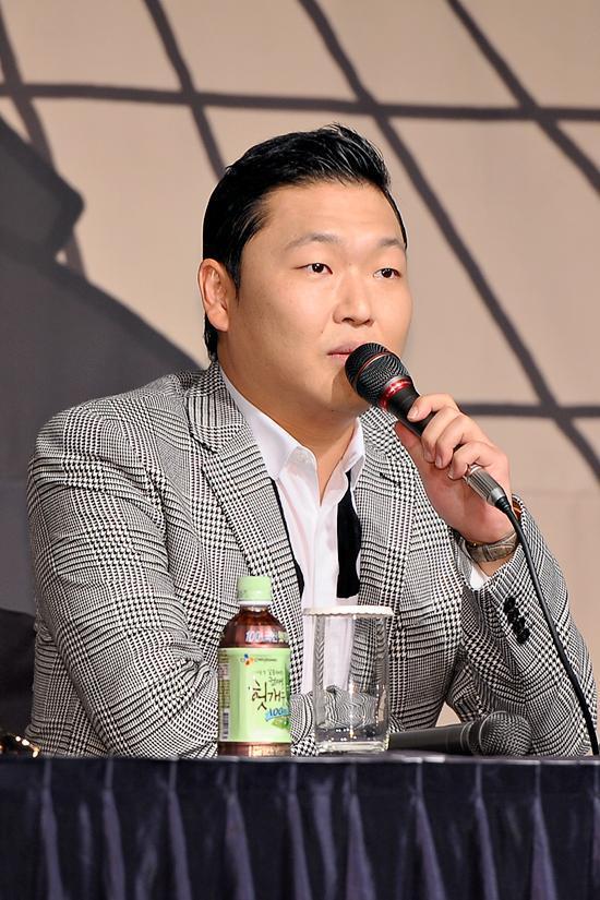 싸이(박재범/가수)
미국 빌보드차트 2위에 당당히 이름을 올리고, 전세계를 ‘강남스타일’로 물들인 가수 싸이가 ‘국제가수’로서의 본격적인 행보에 발걸음을 내딛었다. 싸이는 지난 10월 15일 오후 국내 활동을 마무리 짓고, 해외 활동에 주력하기 위해 호주로 출국했다. 그의 출국길은 수많은 취재진으로 북새통을 이뤘다.