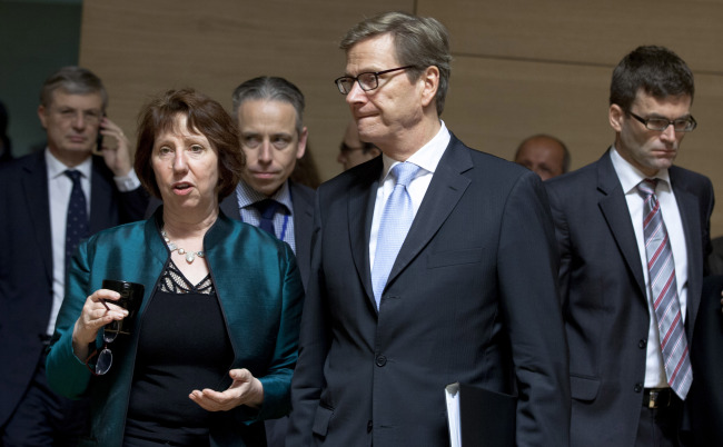 캐서린 애쉬튼(좌/Catherine Ashton/EU고위대표)
European Union High Representative Catherine Ashton (second from left) speaks with German Foreign Minister Guido Westerwelle (center) during a meeting of EU foreign ministers in Luxembourg on Monday.   AP-Yonhap News