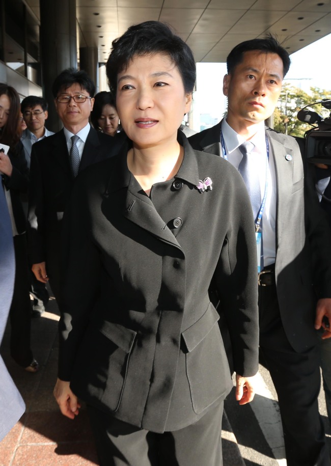 박근혜 새누리당 대선후보가 16일 오전 서울 밀레니엄서울힐튼호텔에서 열린 제3회 아시아미래포럼 개회식에 참석하기 위해 호텔에 들어서고 있다. <국회사진기자단>