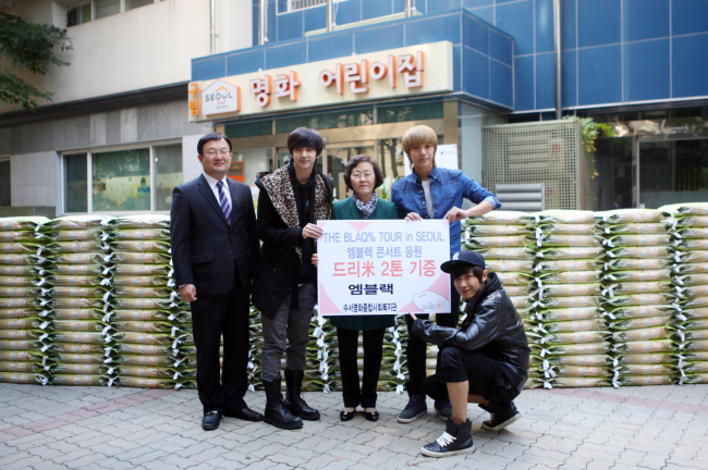 <YONHAP PHOTO-1267> 엠블랙, 강남구에 사랑의 쌀 전달 (서울=연합뉴스) 신연희 강남구청장(오른쪽 두 번째)이 15일 오후 수서명화종합사회복지관에서 인기 아이돌 그룹인 엠블랙으로부터 쌀 2,000kg을 전달받고 있다. 엠블랙의 이번 기부로 수서동 내 거주하는 어려운 가정의 어린이들 16,600명이 따뜻한 한 끼를 해결할 수 있게 됐다. 2012.10.15 << 강남구 >> photo@yna.co.kr/2012-10-15 16:07:46/ <저작권자 ⓒ 1980-2012 ㈜연합뉴스. 무단 전재 재배포 금지.>
<YONHAP PHOTO-1267> 엠블랙, 강남구에 사랑의 쌀 전달 (서울=연합뉴스) 신연희 강남구청장(오른쪽 두 번째)이 15일 오후 수서명화종합사회복지관에서 인기 아이돌 그룹인 엠블랙으로부터 쌀 2,000kg을 전달받고 있다. 엠블랙의 이번 기부로 수서동 내 거주하는 어려운 가정의 어린이들 16,600명이 따뜻한 한 끼를 해결할 수 있게 됐다. 2012.10.15 << 강남구 >> photo@yna.co.kr/2012-10-15 16:07:46/ <저작권자 ⓒ 1980-2012 ㈜연합뉴스. 무단 전재 재배포 금지.>