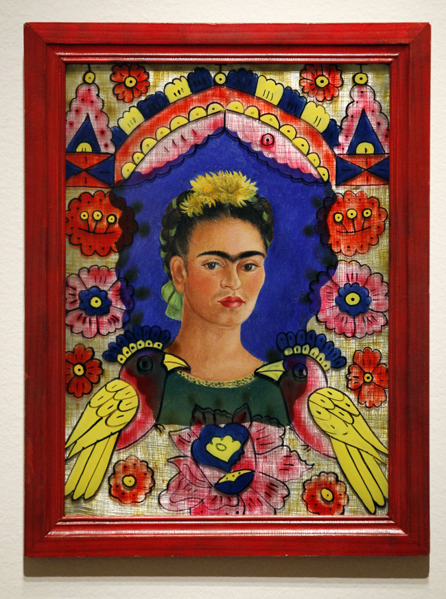<YONHAP PHOTO-0200> In this photo taken Tuesday, Oct. 9, 2012, a painting by Frida Kahlo (The Frame, 1938) is seen as part of one of two new exhibits featuring art exclusively by women at the Seattle Art Museum, in Seattle. Included in the exhibition is the only U.S. stop for an exhibit from the Pompidou Center in Paris, home of the modern art museum there, of painting, sculpture, drawing, photography and video. The exhibit runs through Jan. 13, 2013. (AP Photo/Elaine Thompson)/2012-10-14 05:22:16/ <저작권자 ⓒ 1980-2012 ㈜연합뉴스. 무단 전재 재배포 금지.>
“The Frame,” by Frida Kahlo.   AP-Yonhap News