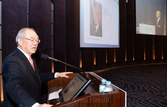 Suh Nam-pyo, president of KAIST, delivers welcoming remarks during the International Presidential Forum on Global Research Universities in Seoul on Tuesday.   Ahn Hoon/The Korea Herald