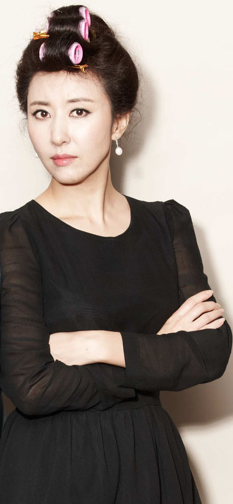 김완선(가수)
단단한 가족’은 주인공 유세윤(유세윤 분)네 가족에게 벌어지는 코믹한 에피소드들을 2~3분 내로 짧게 엮은 60분짜리 콩트쇼다. ‘단단한 가족’을 통해 첫 연기 도전에 나선 김완선은 유세윤의 친누나이자 오광록의 아내 완선 역을 맡았다. 극 중 완선은 억척스러운 40대 아줌마이자 다중적인 성격을 가진 인물로 답답한 남편 광록(오광록 분)을 쥐 잡듯이 잡는 캐릭터다