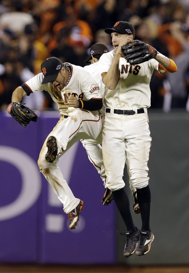 San Francisco Giants outfielders celebrate their Game 2 win on Monday.   AP-Yonhap News