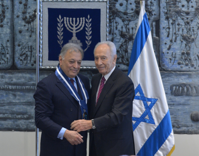 시몬 페레스(우/Shimon Peres/이스라엘대통령)
Israeli President Shimon Peres (right) confers the Presidential Medal of Distinction to internationally acclaimed conductor Zubin Mehta in Jerusalem on Monday.
Xinhua-Yonhap News