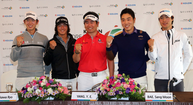From left: Noh Seung-yul, Ryo Ishikawa, Yang Yong-eun, Bae Sang-moon and Kim Dae-hyun pose for photos ahead of the 55th Kolon Korea Open on Tuesday.   Yonhap News