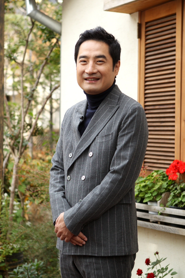 강용석(전 국회의원)
“대선 주자 3인에 대해 국민들이 전혀 모르던 사실 알리겠다. 기대해 달라.” tvN 시사랭킹쇼 ‘강용석의 고소한 19’의 진행자로 발탁된 강용석 전 국회의원이 대선 주자 3인 심층 분석에 나서겠다고 다짐했다. 16일 오후 3시 서울 종로구 통의동 모 카페에서 ‘강용석의 고소한 19’ 기자간담회가 열렸다.