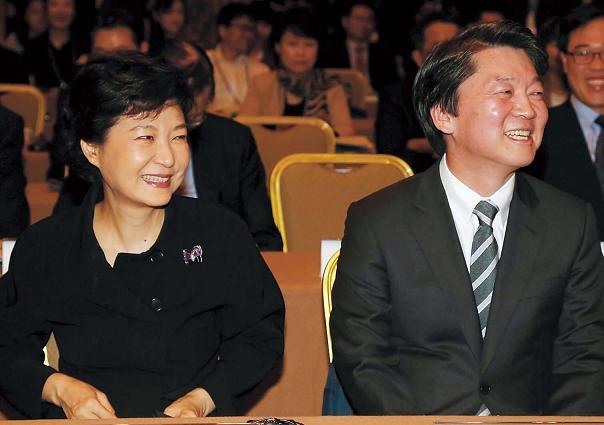Saenuri Party presidential candidate Park Geun-hye (left) and independent candidate Ahn Cheol-soo attend the Asia Future Forum held in
Seoul, Tuesday. (Joint Press Corps)