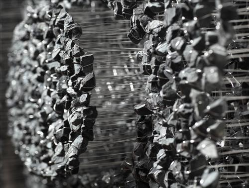 작은 돌을 금속줄로 연결해 집적한 강인구의 입체작품 ‘Rise above’. 70×130×16㎝. 부분.  ［사진제공=유아트스페이스］