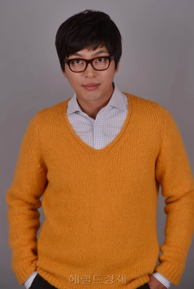 배우 윤희석 인터뷰.<br />이상섭 기자. babtong@heraldcorp.com 2012.10.15
배우 윤희석 인터뷰.
이상섭 기자. babtong@heraldcorp.com 2012.10.15
배우 윤희석 인터뷰.
이상섭 기자. babtong@heraldcorp.com 2012.10.15
