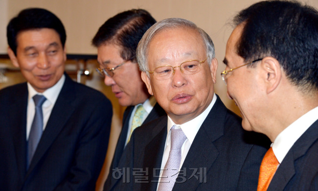 손경식 대한서울상의 회장(앞줄 왼쪽에서 네번째)이 17일 오전 서울 롯데호텔에서 열린 '서울상공회의소 회장단 회의'에서 회장단들과 함께 기념촬영을 하고 있다. (왼쪽 앞줄부터 반시계방향) 신박제 엔엑스피반도체 회장, 서민석 동일방직 회장, 김억조 현대자동차 부회장, 손 회장, 김반석 LG화학 부회장, 이인원 롯데 부회장, 김희용 동양물산기업 회장, 이동근 서울상의 상근부회장, 박진선 샘표식품 사장, 김진형 남영비비안 사장, 유성근 삼화인쇄 회장, 우석형 신도리코 회장, 김원 삼양홀딩스 부회장. 박현구 기자phko@heraldcorp.com 2012.10.17.
손경식 대한서울상의 회장(앞줄 왼쪽에서 네번째)이 17일 오전 서울 롯데호텔에서 열린 '서울상공회의소 회장단 회의'에서 회장단들과 함께 기념촬영을 하고 있다. (왼쪽 앞줄부터 반시계방향) 신박제 엔엑스피반도체 회장, 서민석 동일방직 회장, 김억조 현대자동차 부회장, 손 회장, 김반석 LG화학 부회장, 이인원 롯데 부회장, 김희용 동양물산기업 회장, 이동근 서울상의 상근부회장, 박진선 샘표식품 사장, 김진형 남영비비안 사장, 유성근 삼화인쇄 회장, 우석형 신도리코 회장, 김원 삼양홀딩스 부회장. 박현구 기자phko@heraldcorp.com 2012.10.17.
손경식 대한서울상의 회장(앞줄 왼쪽에서 네번째)이 17일 오전 서울 롯데호텔에서 열린 '서울상공회의소 회장단 회의'에서 회장단들과 함께 기념촬영을 하고 있다. (왼쪽 앞줄부터 반시계방향) 신박제 엔엑스피반도체 회장, 서민석 동일방직 회장, 김억조 현대자동차 부회장, 손 회장, 김반석 LG화학 부회장, 이인원 롯데 부회장, 김희용 동양물산기업 회장, 이동근 서울상의 상근부회장, 박진선 샘표식품 사장, 김진형 남영비비안 사장, 유성근 삼화인쇄 회장, 우석형 신도리코 회장, 김원 삼양홀딩스 부회장. 박현구 기자phko@heraldcorp.com 2012.10.17.