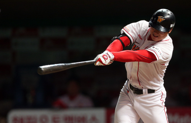 SK Wyverns' Park Jung-kwon hits a go-head single that clinched the game 1 of the second round of the KBO playoffs. (Yonhap News)