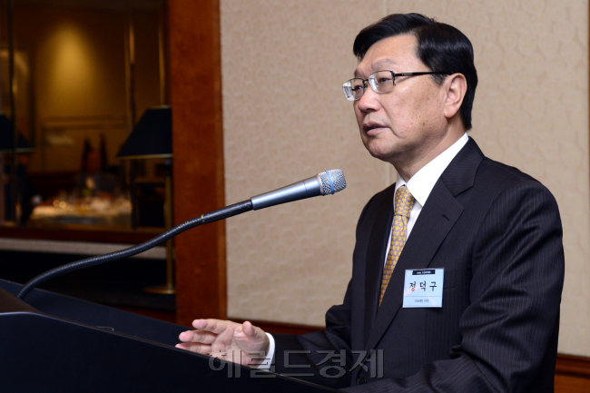 정덕구 니어재단 이사장이 17일 오전 밀레니엄서울힐튼 주니어볼룸에서 열린 도산조찬세미나에 참석해 ‘한중 양국의 체제 전환 시험과 한국의 경제민주화 5계’를 주제로 강의하고 있다. 박해묵 기자/mook@heraldcorp.com
정덕구 니어재단 이사장이 17일 오전 밀레니엄서울힐튼 주니어볼룸에서 열린 도산조찬세미나에 참석해 ‘한중 양국의 체제 전환 시험과 한국의 경제민주화 5계’를 주제로 강의하고 있다. 박해묵 기자/mook@heraldcorp.com
정덕구 니어재단 이사장이 17일 오전 밀레니엄서울힐튼 주니어볼룸에서 열린 도산조찬세미나에 참석해 ‘한중 양국의 체제 전환 시험과 한국의 경제민주화 5계’를 주제로 강의하고 있다. 박해묵 기자/mook@heraldcorp.com