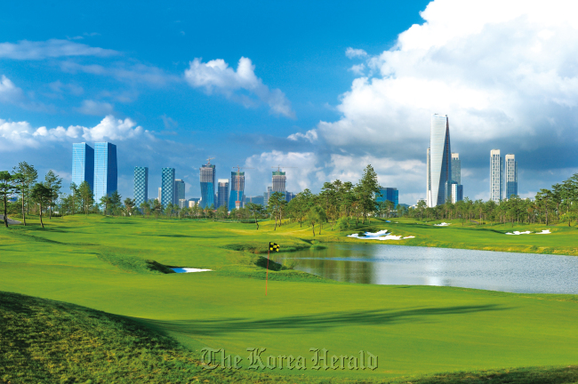 Songdo is built around a central green space, Songdo Central Park. Green space makes up 32 percent of the land in the district, the highest among Korea’s new cities. Incheon Metropolitan City